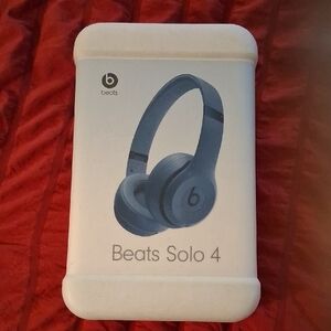 New In Box Beats Solo 4 Wireless On Ear Headphones W/ Cables / Case Powder Blue